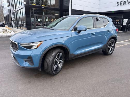 2025 Volvo XC40 B5 Core Bright Theme
