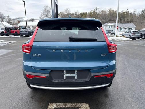 2025 Volvo XC40 B5 Core Bright Theme