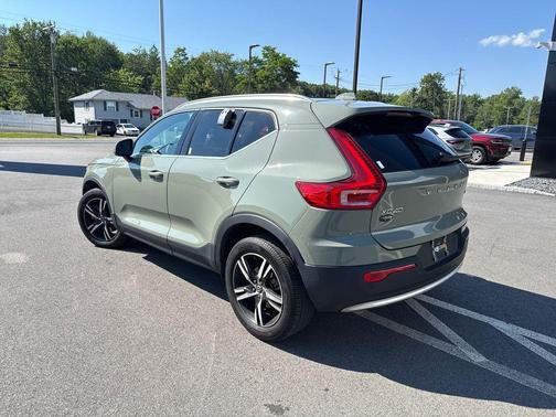 Sage Green Metallic 2024 Volvo XC40 B5 Core