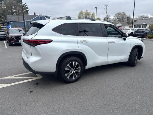 Pearl 2023 Toyota Highlander XLE