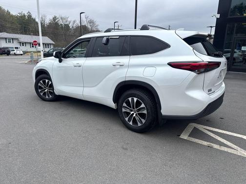 Pearl 2023 Toyota Highlander XLE