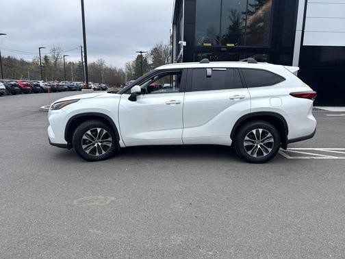 Pearl 2023 Toyota Highlander XLE