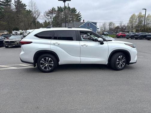 Pearl 2023 Toyota Highlander XLE