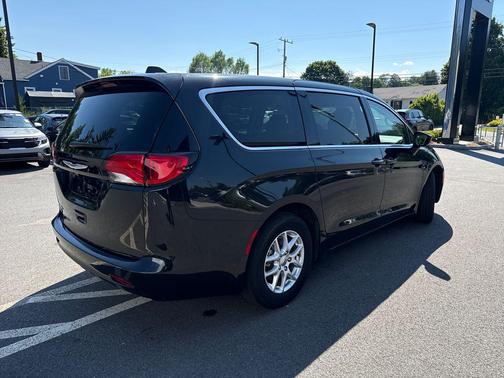 Brilliant Black Crystal Pearlcoat 2023 Chrysler Voyager LX