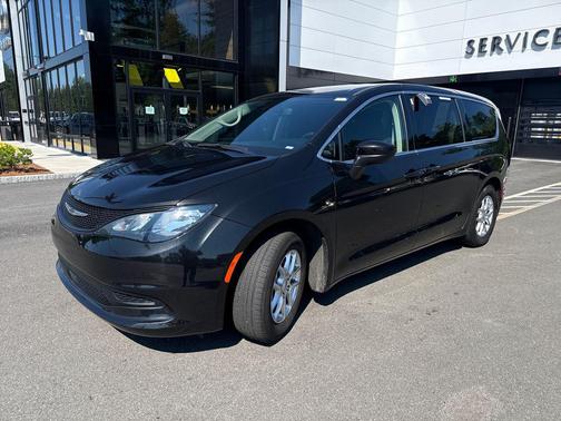 Brilliant Black Crystal Pearlcoat 2023 Chrysler Voyager LX
