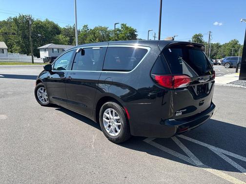 Brilliant Black Crystal Pearlcoat 2023 Chrysler Voyager LX