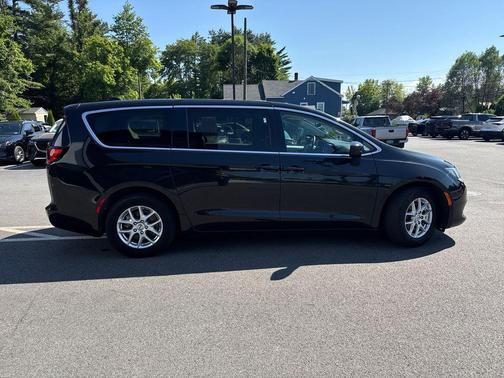 Brilliant Black Crystal Pearlcoat 2023 Chrysler Voyager LX