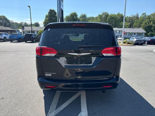 Brilliant Black Crystal Pearlcoat 2023 Chrysler Voyager LX