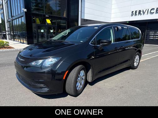 Brilliant Black Crystal Pearlcoat 2023 Chrysler Voyager LX