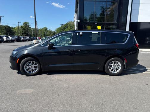 Brilliant Black Crystal Pearlcoat 2023 Chrysler Voyager LX
