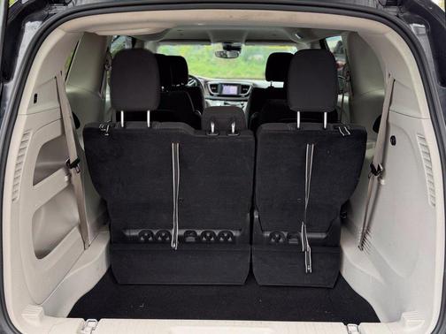 Brilliant Black Crystal Pearlcoat 2023 Chrysler Voyager LX