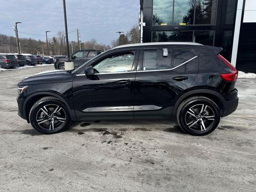 2025 Volvo XC40 B5 Core Bright Theme