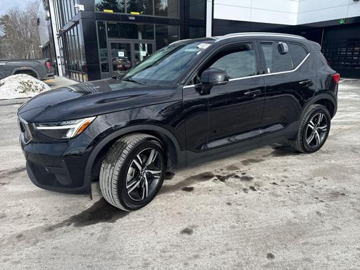 2025 Volvo XC40 B5 Core Bright Theme