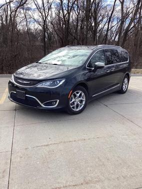 Brilliant Black Crystal Pearlcoat 2018 Chrysler Pacifica Limited