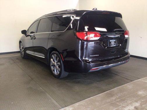 Dark Cordovan Pearlcoat 2018 Chrysler Pacifica Limited