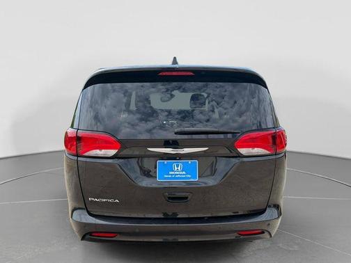 Brilliant Black Crystal Pearlcoat 2017 Chrysler Pacifica Touring