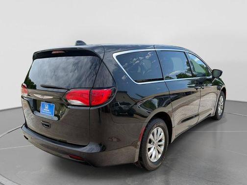 Brilliant Black Crystal Pearlcoat 2017 Chrysler Pacifica Touring