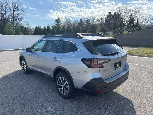 Ice Silver Metallic 2022 Subaru Outback Premium