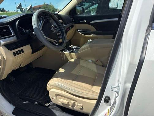 Blizzard Pearl 2017 Toyota Highlander XLE