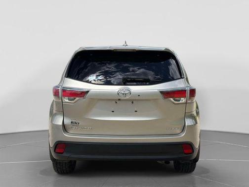 Creme Brulee Mica 2015 Toyota Highlander LE Plus