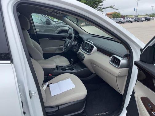 Snow White Pearl 2017 Kia Sorento LX