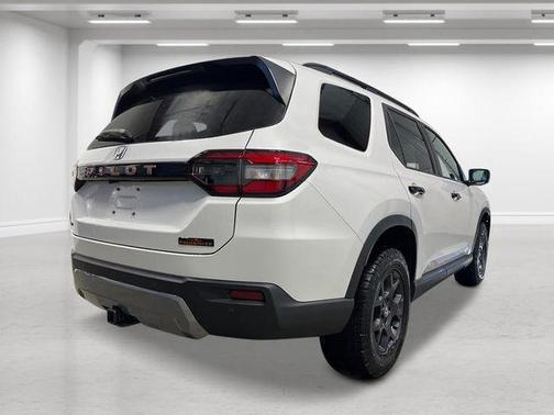 Platinum White Pearl 2026 Honda Pilot TrailSport