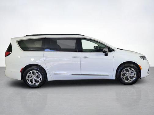 Bright White Clearcoat 2023 Chrysler Pacifica Limited