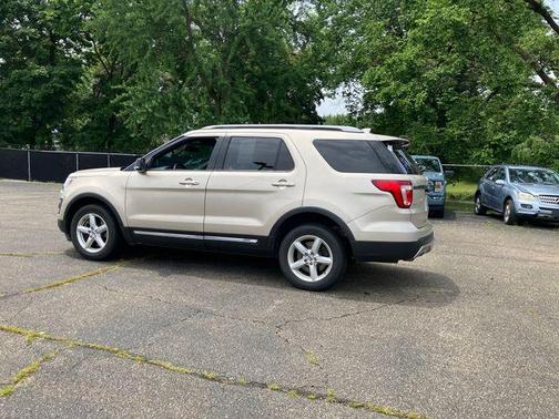 White Gold Metallic 2017 Ford Explorer XLT