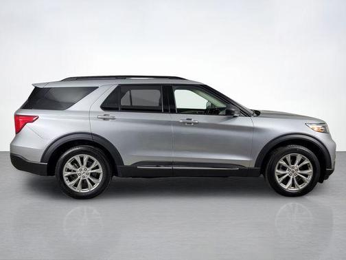 Iconic Silver Metallic 2023 Ford Explorer XLT