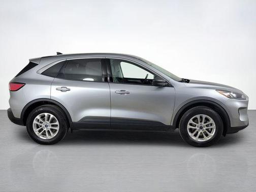 Iconic Silver Metallic 2022 Ford Escape SE
