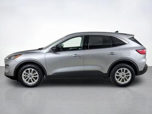 Iconic Silver Metallic 2022 Ford Escape SE