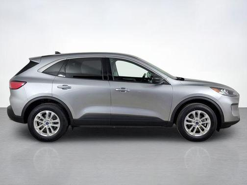 Iconic Silver Metallic 2022 Ford Escape SE