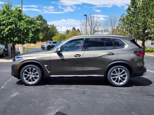 Manhattan Green Metallic 2026 BMW X5 xDrive40i