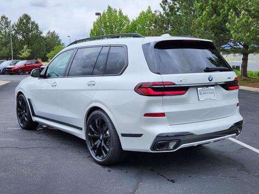 Mineral White Metallic 2027 BMW X7 xDrive40i