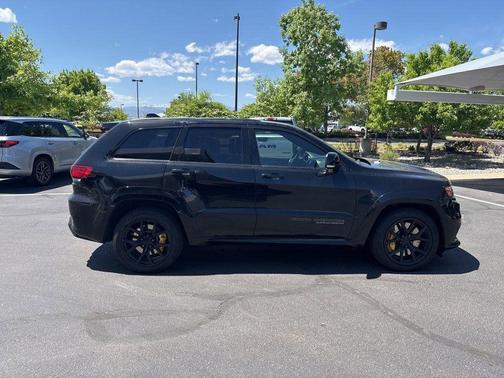 Diamond Black Crystal Pearlcoat 2021 Jeep Grand Cherokee Trackhawk