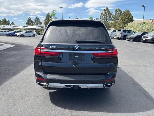 Black Sapphire Metallic 2022 BMW X7 xDrive40i