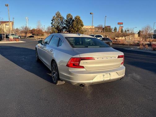 2018 Volvo S90 T5 Momentum