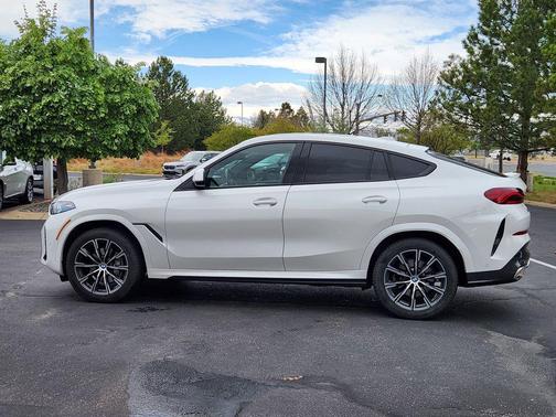 Mineral White Metallic 2024 BMW X6 xDrive40i