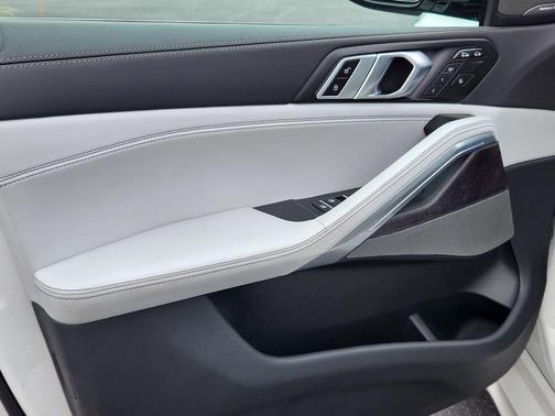 Mineral White Metallic 2024 BMW X6 xDrive40i
