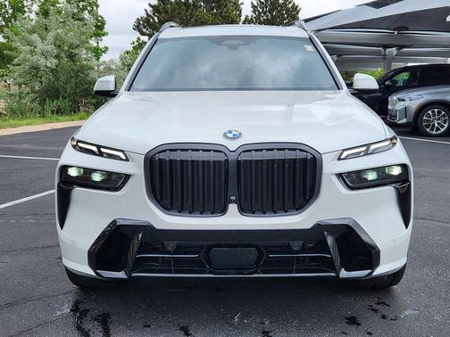 Mineral White Metallic 2027 BMW X7 xDrive40i