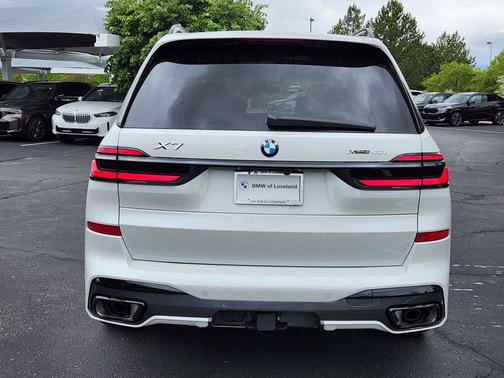 Mineral White Metallic 2027 BMW X7 xDrive40i