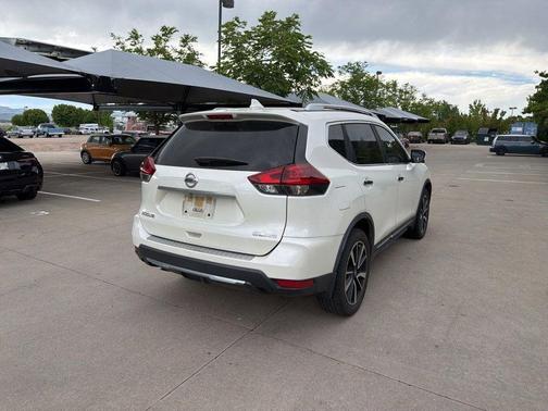 Pearl White 2018 Nissan Rogue SL