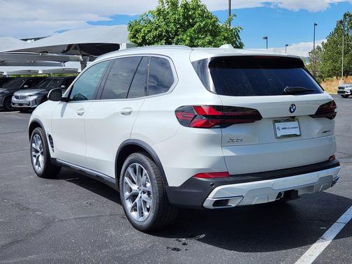 Mineral White Metallic 2026 BMW X5 xDrive40i
