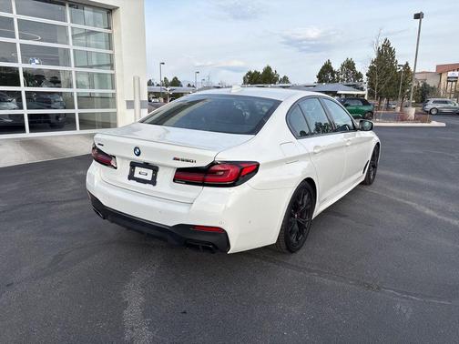 Alpine White 2022 BMW M550 i Xdrive