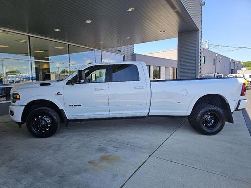 Bright White Clearcoat 2021 RAM 3500 Laramie Crew Cab 4x4 8' Box