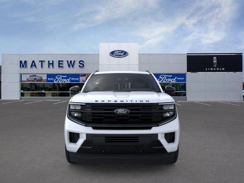 Star White Metallic Tri-Coat 2026 Ford Expedition Max Platinum