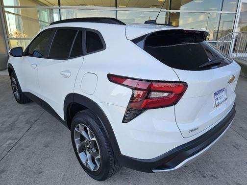 Summit White 2024 Chevrolet Trax LT