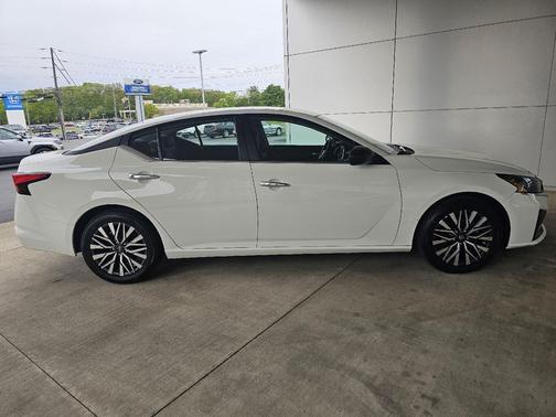 Glacier White 2025 Nissan Altima SV FWD