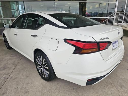 Glacier White 2025 Nissan Altima SV FWD