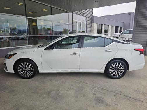 Glacier White 2025 Nissan Altima SV FWD